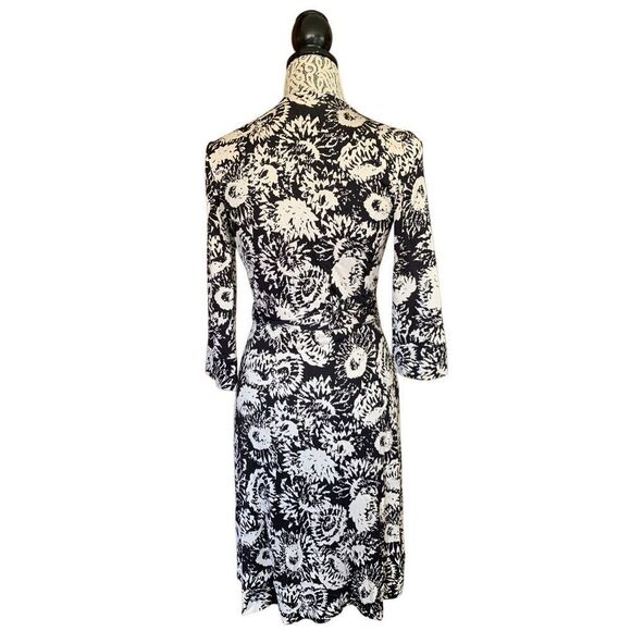 Diane Von Furstenberg Julian Silk Jersey Wrap Dress Black, White Size 6 - Picture 3 of 12
